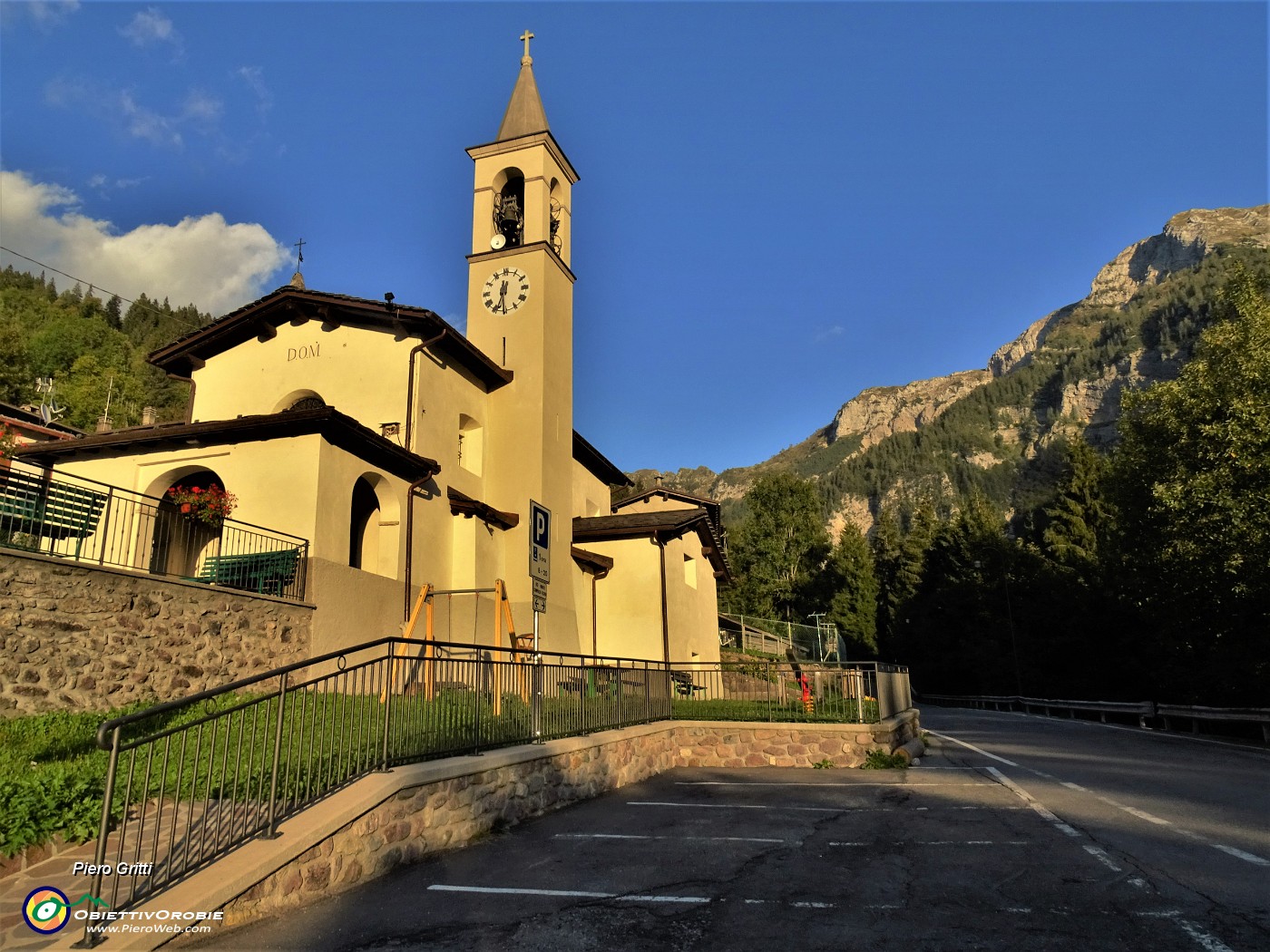 74 Chiesetta Madonna della neve a Capovalle di Roncobello.JPG